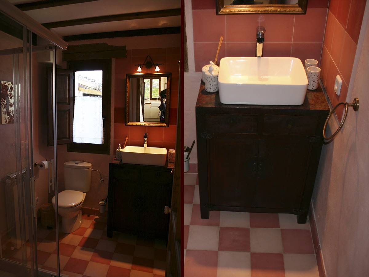 The bathroom of the twin room of La Casita